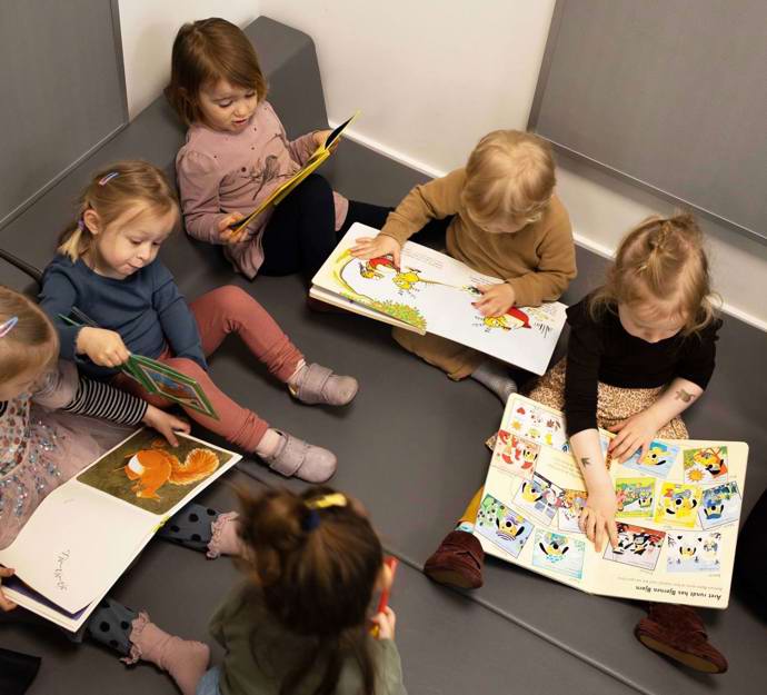 Seks børn læser bøger